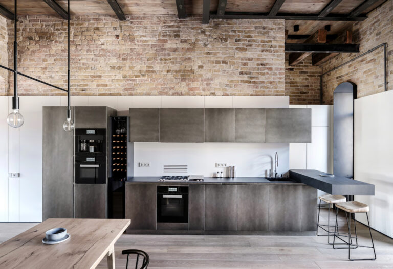 une cuisine moderne dans un loft dans le style industriel